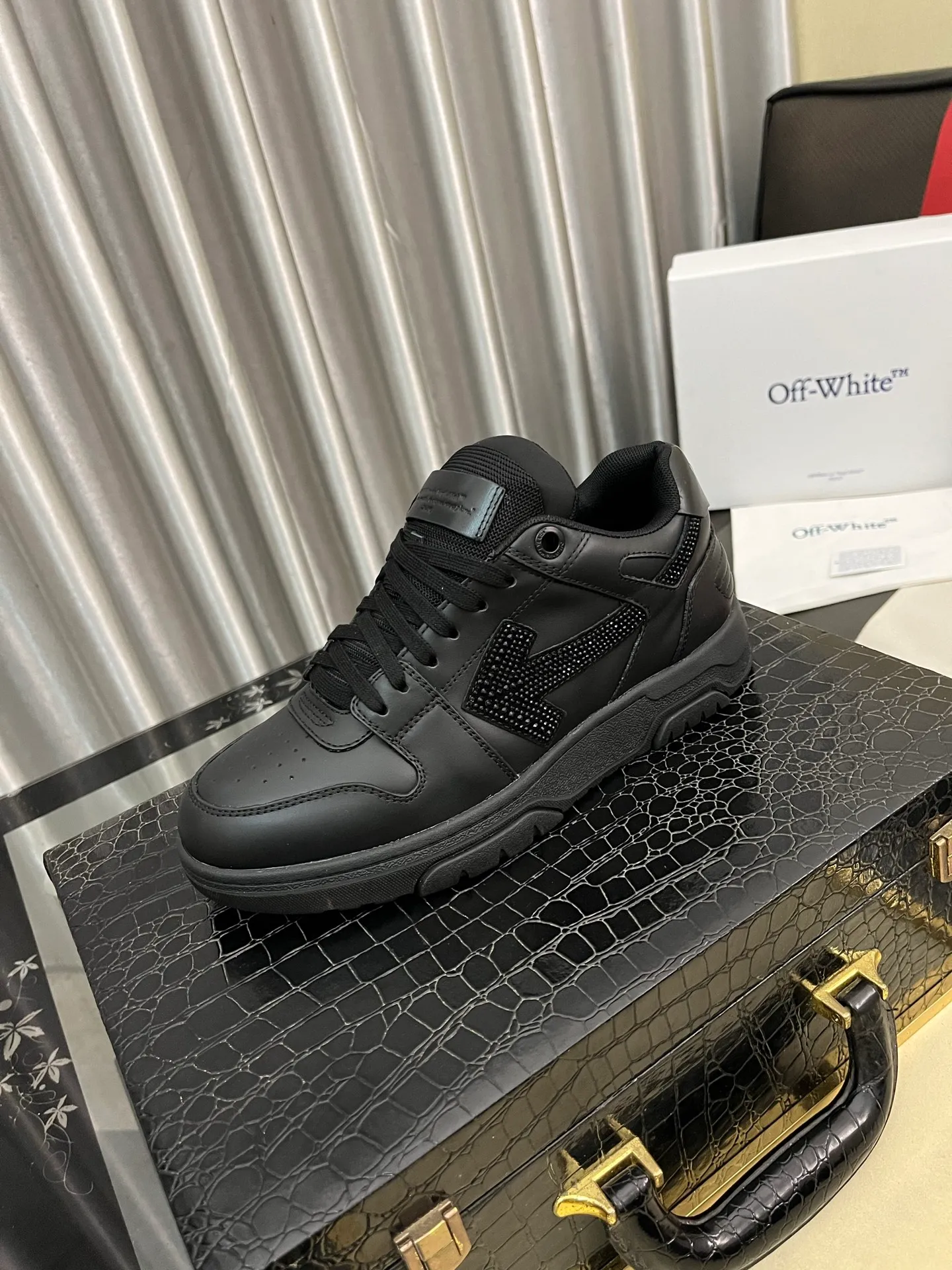 Men's shoes 💰660⌚️⌚️ OFF-White C/O VirGil Abloh fashionable and versatile casual shoes. Exclusive first release of the new model. Made of environmentally friendly cowhide leather and mesh fabric upper material. The insole is embedded with foam cushioning EVA material. The correct midsole is equipped with EVA lightweight cushioning. External tooth nail rubber outsole. The correct accessories are customized simultaneously. Women's model: 35-40 Men's model: 39-45